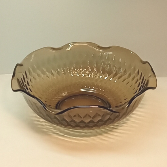Large vintage Indiana Glass smoke gray glass bowl with diamond quilt pattern. - Picture 3 of 8